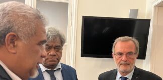 Le député Mikaele Seo s’entretient avec le Ministre Carenco