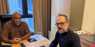 Mikaele Seo recevant Emmanuel Chalard, secrétaire général de la FOMM-CGT, à l’Assemblée nationale.