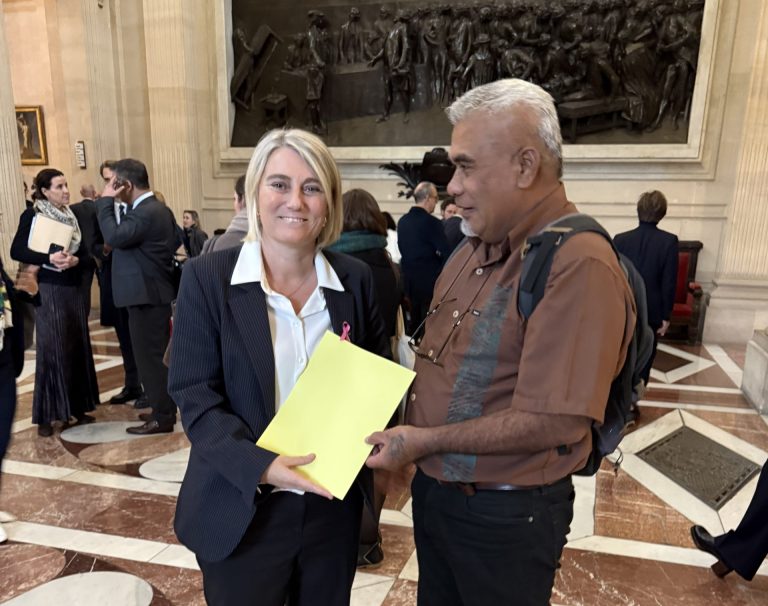 Remise du dossier par madame la ministre de la santé
